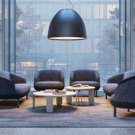 Salle de détente en entreprise à Martigny avec chaises lounge design KOPA en bleu.