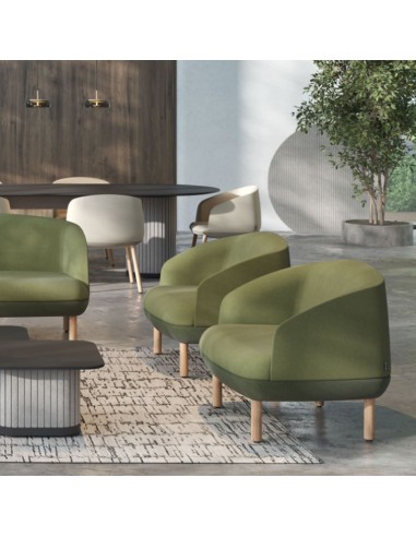 Fauteuils lounge KOPA installés dans un espace d’accueil professionnel à Lausanne.