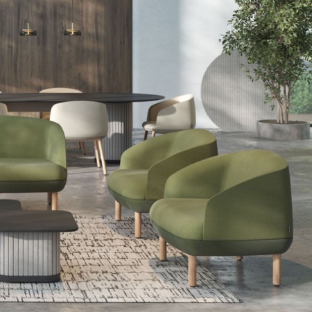 Fauteuils lounge KOPA installés dans un espace d’accueil professionnel à Lausanne.
