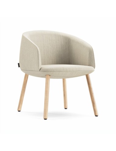 Fauteuil beige lounge KOPA avec pieds en frêne massif et dossier enveloppant.