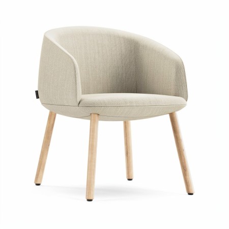 Fauteuil beige lounge KOPA avec pieds en frêne massif et dossier enveloppant.