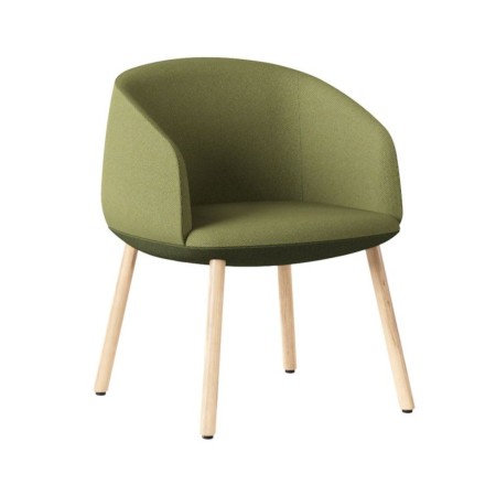 Fauteuil lounge KOPA avec piètement en frêne massif et revêtement vert.