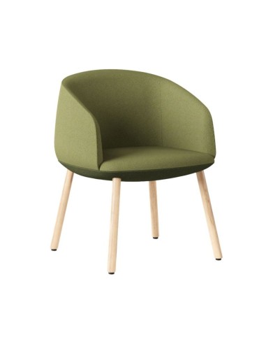 Fauteuil lounge KOPA avec piètement en frêne massif et revêtement vert.