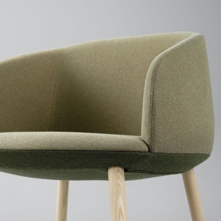 Fauteuil lounge KOPA bicolore personnalisable pieds en frêne massif.