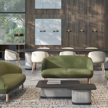 Fauteuil lounge KOPA avec piètement en frêne massif et revêtement vert. 2