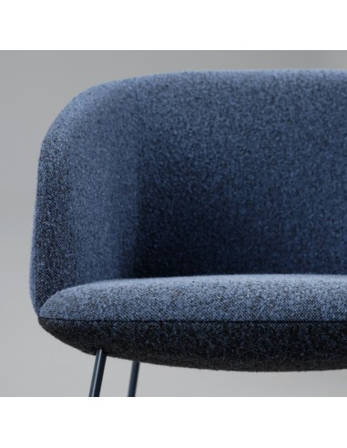Chaise visiteur rembourrée bleue KOPA piètement métal luge design.