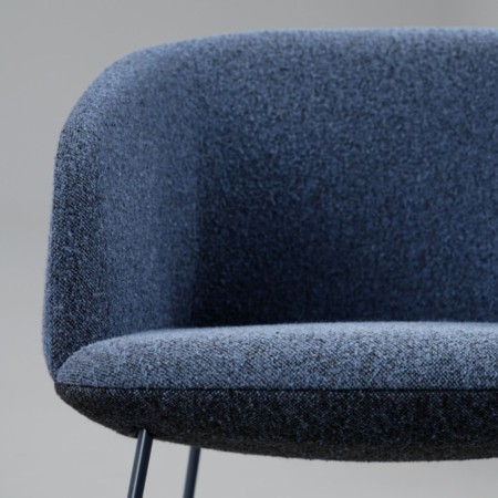 Chaise visiteur rembourrée bleue KOPA piètement métal luge design.