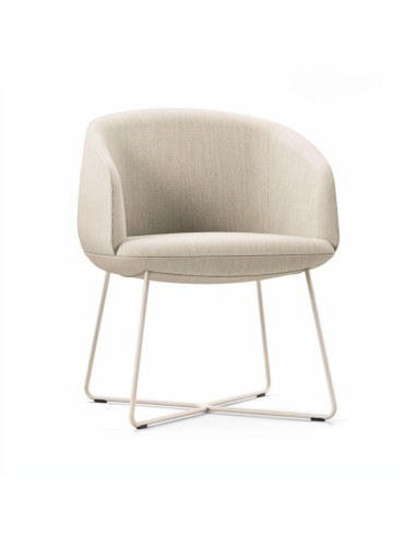 Fauteuil KOPA beige avec dossier enveloppant et piètement luge en métal.