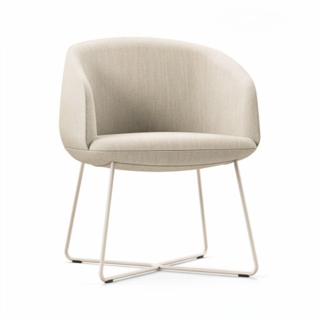 Fauteuil KOPA beige avec dossier enveloppant et piètement luge en métal.
