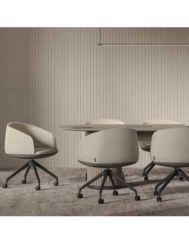 Fauteuil KOPA pivotant avec roulettes dans une salle de réunion à Sierre.