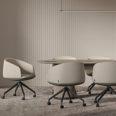 Fauteuil KOPA pivotant avec roulettes dans une salle de réunion à Sierre.