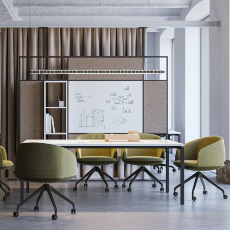 Fauteuils réunion KOPA avec roulettes autour d’une table à Genève.