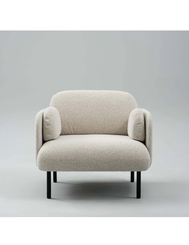 Fauteuil lounge MYAMI rembourré avec pieds métalliques noirs de face.
