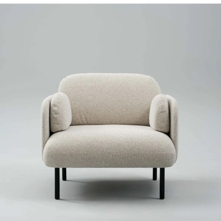 Fauteuil lounge MYAMI rembourré avec pieds métalliques noirs de face.