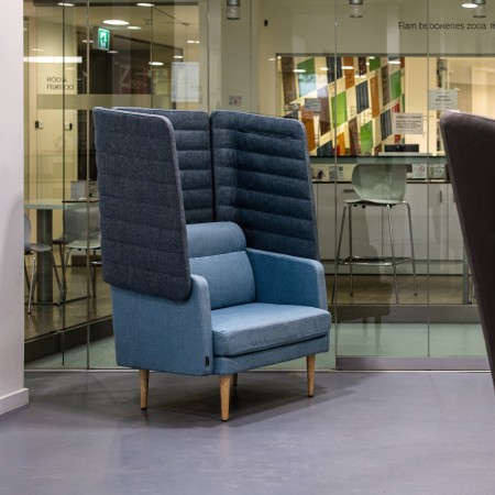 Fauteuil lounge haut dossier ACIPELAGO bureau pour zone d'attente confort et intimité dans un accueil à Berne.