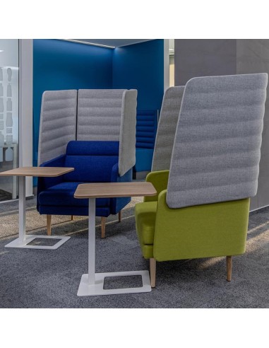 Fauteuils lounge ARCIPELAGO avec hauts dossiers acoustiques dans un espace de travail à Lausanne.