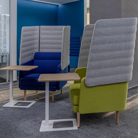 Fauteuils lounge ARCIPELAGO avec hauts dossiers acoustiques dans un espace de travail à Lausanne.