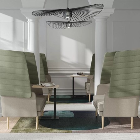 Canapés acoustiques ARCIPELAGO aménagés dans un espace collaboratif moderne avec zones de réunion à Bâle.