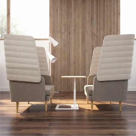 Canapé acoustique ARCIPELAGO 2 places avec haut dossier noir, assise grise et pieds en bois. 2