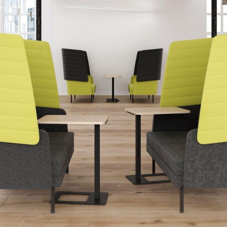 Salle de réunion à Sierre avec canapés noirs et dossier haut jaune ARCIPELAGO design.
