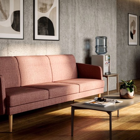 Canapé 3 places ARCIPELAGO installé dans un hall d'accueil moderne avec mobilier lounge professionnel à Sion.