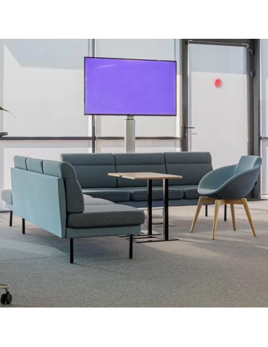 Banquette modulaire ARCIPELAGO installée dans un espace collaboratif avec tables d'appoint intégrées à Bâle.