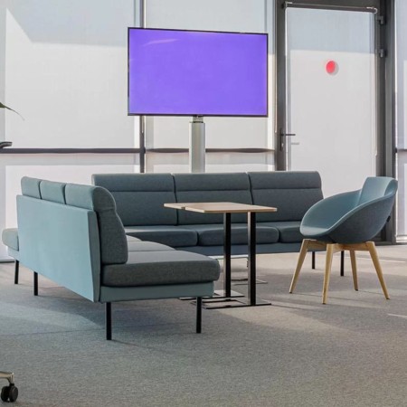 Banquette modulaire ARCIPELAGO installée dans un espace collaboratif avec tables d'appoint intégrées à Bâle.