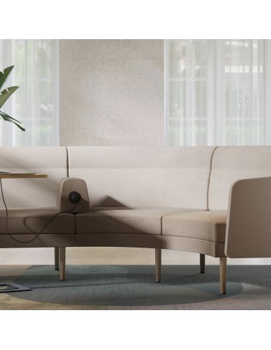 Canapé modulaire ARCIPELAGO avec accoudoir équipé d'une prise électrique intégrée pour espaces de travail collaboratifs.