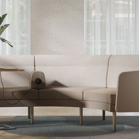 Canapé modulaire ARCIPELAGO avec accoudoir équipé d'une prise électrique intégrée pour espaces de travail collaboratifs.