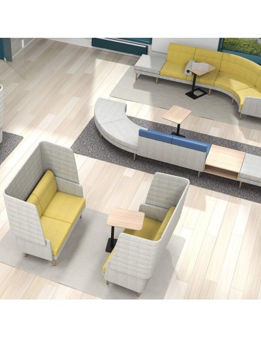 Canapé modulaire ARCIPELAGO avec hauts dossiers dans un espace lounge professionnel à Genève.