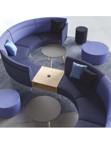 Canapé modulaire ARCIPELAGO avec modules bicolores et tablette centrale pour espace d'accueil contemporain à Montreux.