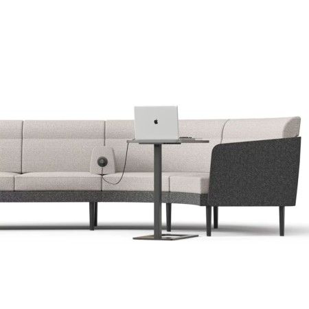 Canapé modulaire ARCIPELAGO avec table d'appoint et prise électrique pour espaces d'accueil d'entreprise.