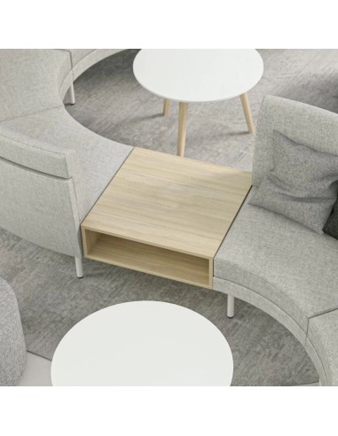 Tablette mélaminée intégrée au canapé modulaire ARCIPELAGO pour créer un espace de travail ou de réunion.