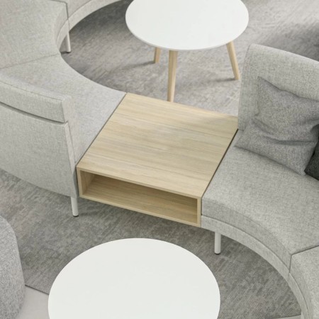 Tablette mélaminée intégrée au canapé modulaire ARCIPELAGO pour créer un espace de travail ou de réunion.