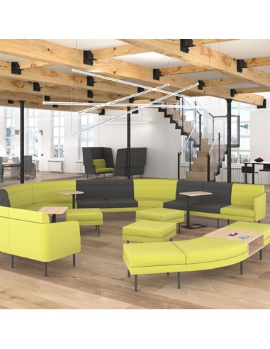 Canapé jaune modulaire avec banquette ARCIPELAGO avec plusieurs modules droits et courbées dans un studio design à Genève.