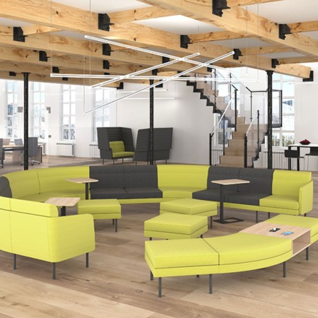 Canapé jaune modulaire avec banquette ARCIPELAGO avec plusieurs modules droits et courbées dans un studio design à Genève.