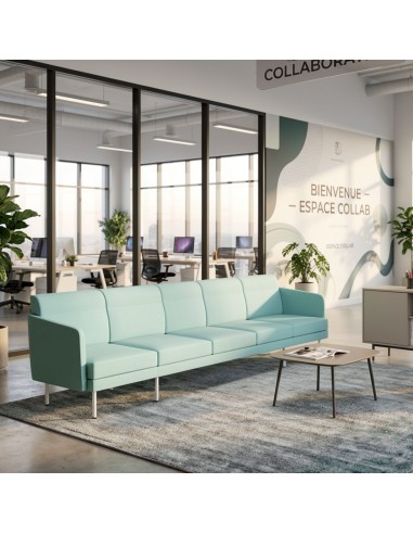 Coin détente dans une salle de coworking à Fribourg avec canapé bleu modulaire ARCIPELAGO pieds métal blanc.