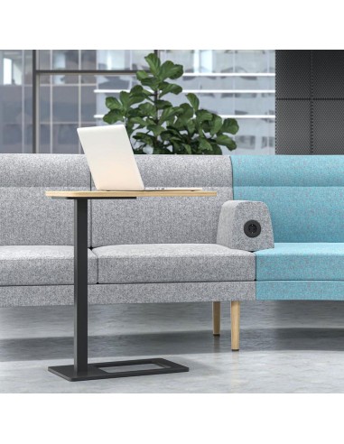 Prises électriques intégrées au accoudoirs du canapé modulaire ARCIPELAGO gris et bleu.