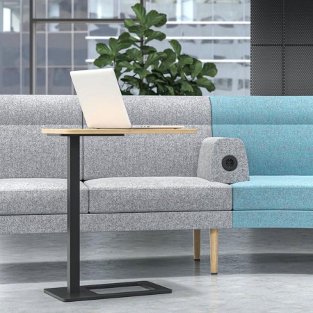 Prises électriques intégrées au accoudoirs du canapé modulaire ARCIPELAGO gris et bleu.