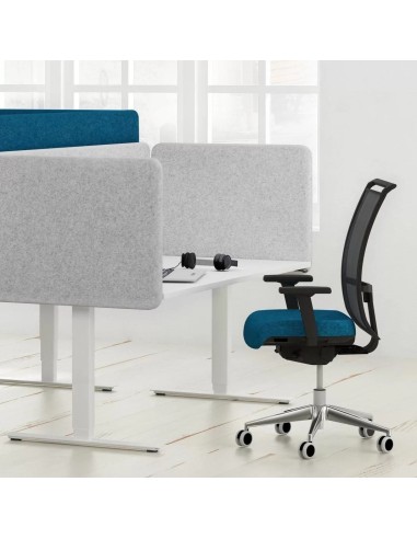 Ecrans acoustiques TOP530 sur bureaux assis-debout EASY dans un open space à Genève.