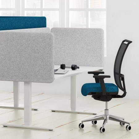 Ecrans acoustiques TOP530 sur bureaux assis-debout EASY dans un open space à Genève.