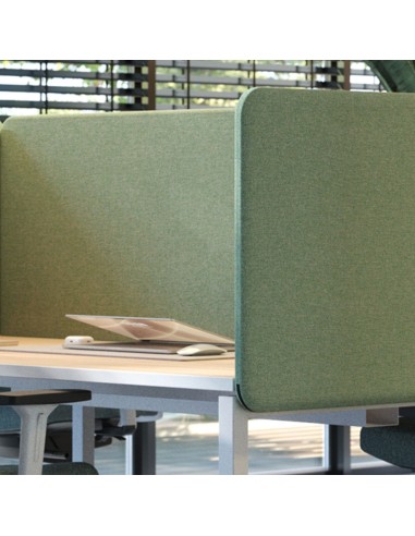 Cloison acoustique latérale TOP 530 en tissu vert pour bureaux partagés.