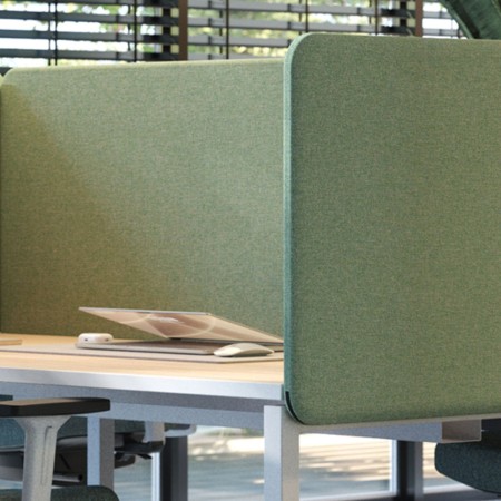 Cloison acoustique latérale TOP 530 en tissu vert pour bureaux partagés.