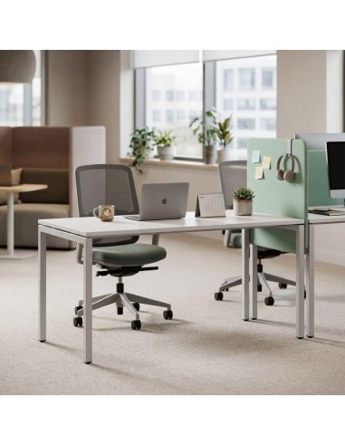 Cloison acoustique TOP 530 installée sur un bureau partagé dans des bureaux modernes à Genève.