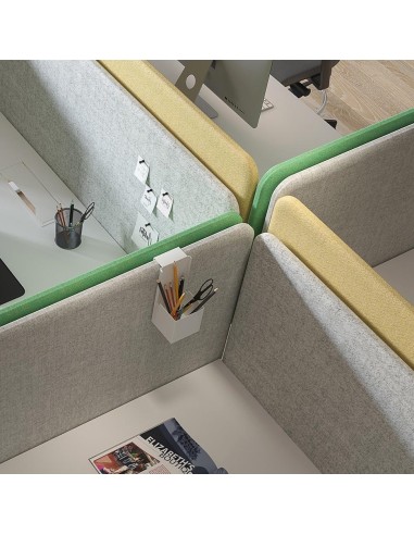 Séparation de bureaux TOP530 avec écrans acoustiques verts et jaunes.