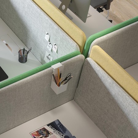 Séparation de bureaux TOP530 avec écrans acoustiques verts et jaunes.