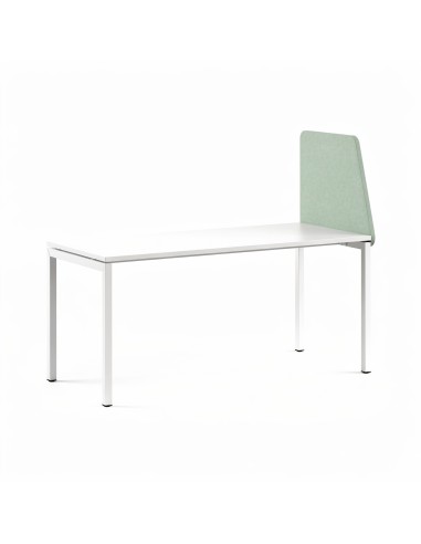 Écran acoustique latéral chanfreiné droit TOP 530 fixé sur un bureau professionnel.