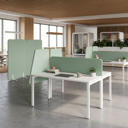 Séparation acoustique latérale chanfreinée gauche TOP 530 hauteur 760 mm installée sur un bureau professionnel. 2