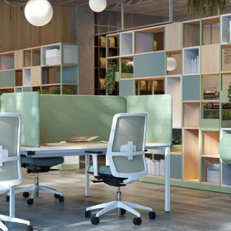 Écran acoustique frontal TOP 530 vert installé derrière un bureau blanc. 2