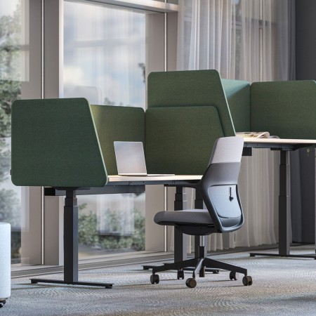 Poste de travail en entreprise avec isolation acoustique grâce à l'écran acoustique TOP 530.